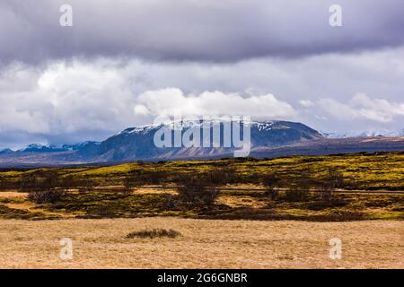 Des montagnes volcaniques enneigées dans le parc national de Thingvellir, en Islande Banque D'Images