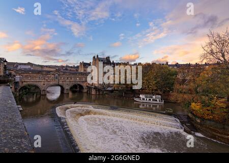 Pulteney weir, pont coloré ciel d'automne - bain Banque D'Images