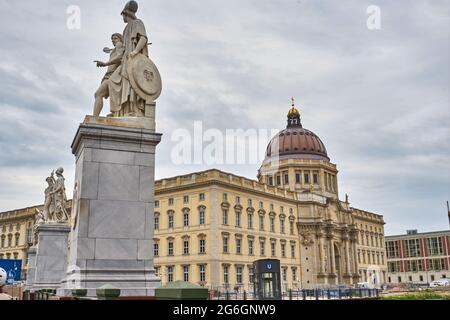 Neues Schloss, Humboldt-Forum, vorne Skulpuren auf der Schloßbrücke über den Spreekanal, Berlin-Mitte, Berlin, Allemagne Banque D'Images