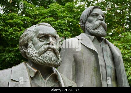 Denkmal für Karl Marx und Friedrich Engels, von Ludwig Engelhardt, Teil von dem Skulpturenensemble Marx-Engels-Denkmal, Marx-Engels-Forum, Berlin mit Banque D'Images