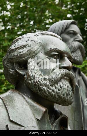 Denkmal für Karl Marx und Friedrich Engels, von Ludwig Engelhardt, Teil von dem Skulpturenensemble Marx-Engels-Denkmal, Marx-Engels-Forum, Berlin mit Banque D'Images