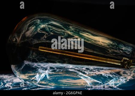 Papiers peints colorés avec ampoule et ipad Banque D'Images