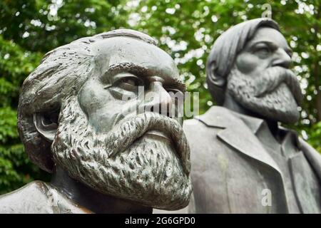 Denkmal für Karl Marx und Friedrich Engels, von Ludwig Engelhardt, Teil von dem Skulpturenensemble Marx-Engels-Denkmal, Marx-Engels-Forum, Berlin mit Banque D'Images