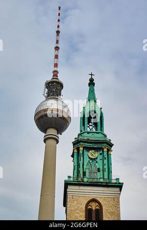 Berliner Fernsehturm und Turm der St. Marienkirche, Berlin Mitte, Berlin, Allemagne Banque D'Images