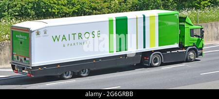 Vue arrière et côté commercial de Waitrose supermarché chaîne d'approvisionnement alimentaire livraison magasin camion et remorque avec Royal Adjudant England route britannique Banque D'Images