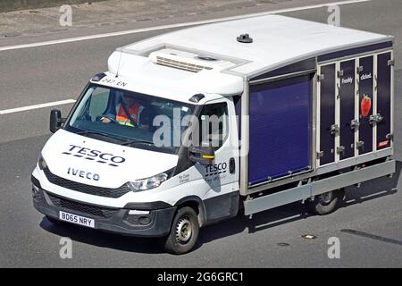 Vue aérienne en haut et en avant du supermarché Tesco une chaîne d'approvisionnement alimentaire commerce de détail transport pour livraison à domicile épicerie en ligne sur l'autoroute britannique Banque D'Images