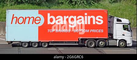 Vue latérale Accueil Bargains publicité sur la chaîne logistique de livraison en magasin remorque articulée derrière le camion de transport logistique blanc hgv sur l'autoroute britannique Banque D'Images