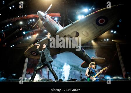 ZURICH, HALLENSTADION, SUISSE: Bruce Dickinson, chanteur du groupe britannique Iron Maiden, en direct sur scène à l'Hallenstadion à Zurich, pour le tour du monde « héritage de la Bête » 2018 Banque D'Images