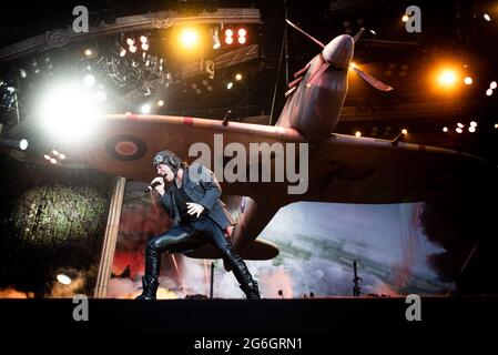 ZURICH, HALLENSTADION, SUISSE: Bruce Dickinson, chanteur du groupe britannique Iron Maiden, en direct sur scène à l'Hallenstadion à Zurich, pour le tour du monde « héritage de la Bête » 2018 Banque D'Images