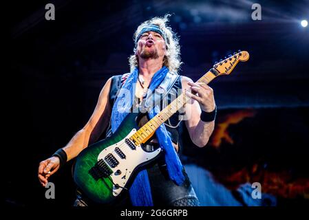 ZURICH, HALLENSTADION, SUISSE: Adrian Smith, guitariste du groupe britannique Iron Maiden, se présentant en direct sur scène à l'Hallenstadion à Zurich, pour la tournée mondiale « héritage de la Bête » 2018 Banque D'Images