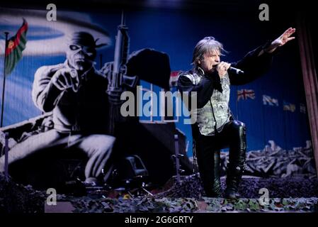 ZURICH, HALLENSTADION, SUISSE: Bruce Dickinson, chanteur du groupe britannique Iron Maiden, en direct sur scène à l'Hallenstadion à Zurich, pour le tour du monde « héritage de la Bête » 2018 Banque D'Images