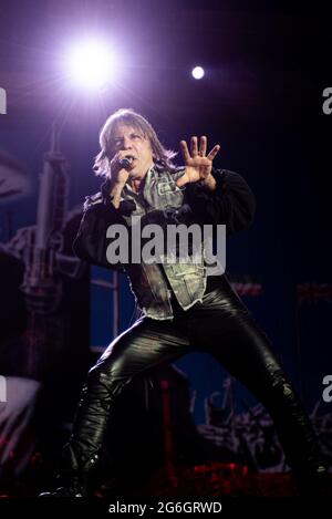 ZURICH, HALLENSTADION, SUISSE: Bruce Dickinson, chanteur du groupe britannique Iron Maiden, en direct sur scène à l'Hallenstadion à Zurich, pour le tour du monde « héritage de la Bête » 2018 Banque D'Images