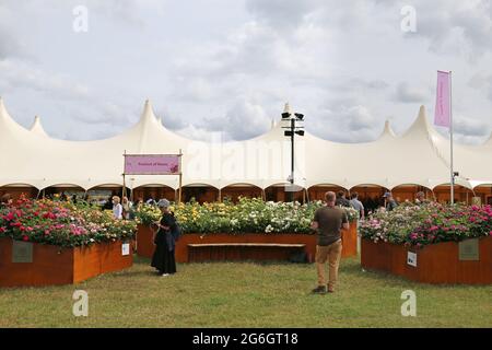 David Austin Roses 'Rainbow Tribute to NHS', Festival of Roses, RHS Hampton court Palace Garden Festival 2021, 5 juillet 2021, Londres, Angleterre, Royaume-Uni Banque D'Images