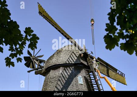 Berlin, Allemagne. 06e juillet 2021. Des travaux de rénovation sont en cours au Britzer Mühle. Les travaux de construction de la galerie de 20 mètres de haut à douze côtés de l'usine de Dutchman au Britzer Garten à Neukölln se poursuivront jusqu'en septembre 2021. Des travaux de rénovation sont nécessaires sur le revêtement de bardeaux en bois et la technologie de l'usine. Les coûts pour ce montant sont de 700,000 euros. C'est un bâtiment classé et peut encore moudre de la farine avec l'énergie éolienne. Credit: Jens Kalaene/dpa-Zentralbild/ZB/dpa/Alay Live News Banque D'Images