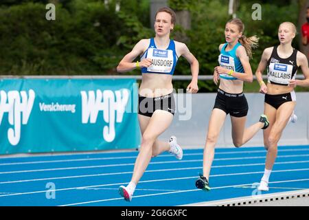 Mannheim, Allemagne. 03ème juillet 2021. Lisa HAUSDORF (GER, AG Hamburg West) est toujours en avance sur la gagnante Sofia THOGERSEN (DEN) et Jolanda KALLABS (GER, FT 1844 Freiburg), dans la course, dans la courbe, l'action, 1500m, femme, U20, course à pied. Athletics Bauhaus Junior Gala, le 3 juillet 2021 à Mannheim/Allemagne crédit: dpa/Alamy Live News Banque D'Images