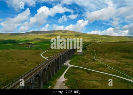 Le viaduc de Ribblehead dans le Yorkshire, au bas du sommet de Whernside Banque D'Images