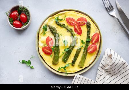 Asperges et tomates frittata avec microverts Banque D'Images