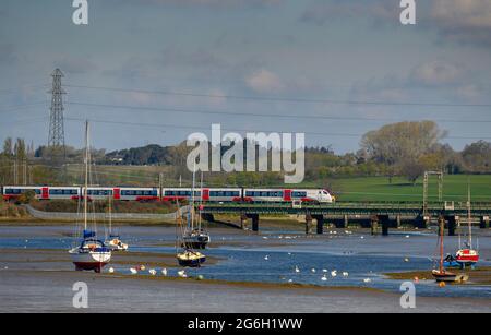 Train de passagers de classe 745 dans la grande décoration d'Anglia traversant le viaduc de Manningtree, de l'autre côté de la rivière Stour, Essex, Angleterre. Banque D'Images