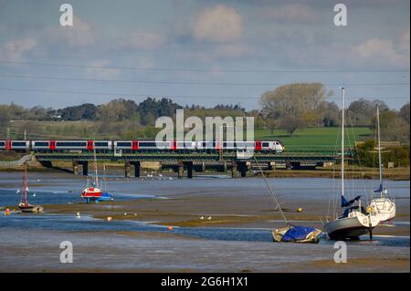 Train de passagers de classe 745 dans la grande décoration d'Anglia traversant le viaduc de Manningtree, de l'autre côté de la rivière Stour, Essex, Angleterre. Banque D'Images