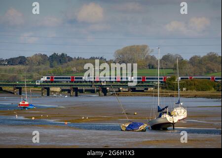 Train de passagers de classe 745 dans la grande décoration d'Anglia traversant le viaduc de Manningtree, de l'autre côté de la rivière Stour, Essex, Angleterre. Banque D'Images