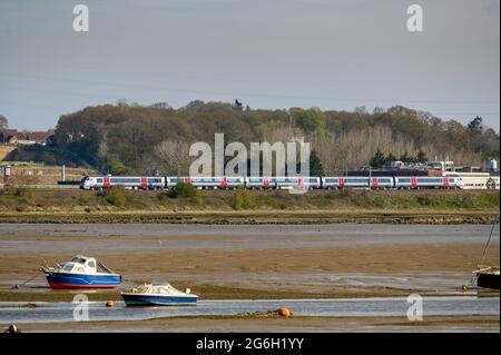 Train de passagers de classe 745 dans la grande décoration d'Anglia traversant le viaduc de Manningtree, de l'autre côté de la rivière Stour, Essex, Angleterre. Banque D'Images