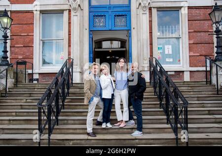 Robert Lindsay, Felicity Kendal, Sutton Foster et Gary Wilmot lors d'une séance photo pour tout ce qui se passe au Barbican Theatre de Londres. Date de la photo: Mardi 6 juillet 2021. Banque D'Images