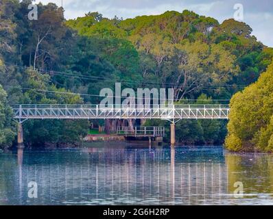 La rivière Cooks s'étend avec la faune et les mangroves le long de la rive de la rivière dans une banlieue intérieure de l'ouest de Sydney, Nouvelle-Galles du Sud, Australie Banque D'Images