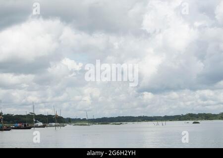 Septembre 12 2020, Babuganj, Barisal, Bangladesh. De petits bateaux de pêche flottent dans la rivière Banque D'Images