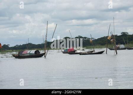 Septembre 12 2020, Babuganj, Barisal, Bangladesh. De petits bateaux de pêche flottent dans la rivière Banque D'Images