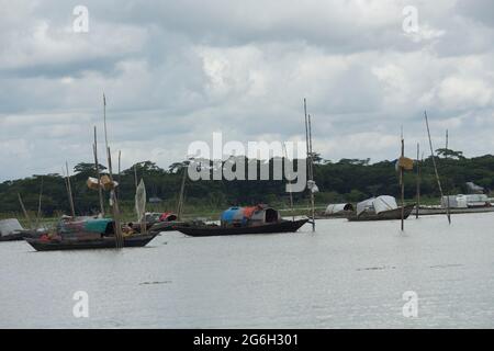 Septembre 12 2020, Babuganj, Barisal, Bangladesh. De petits bateaux de pêche flottent dans la rivière Banque D'Images