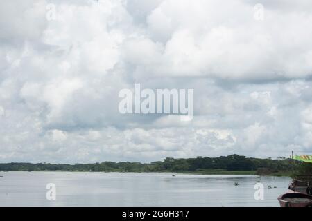 Septembre 12 2020, Babuganj, Barisal, Bangladesh. De petits bateaux de pêche flottent dans la rivière Banque D'Images