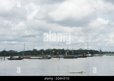 Septembre 12 2020, Babuganj, Barisal, Bangladesh. De petits bateaux de pêche flottent dans la rivière Banque D'Images