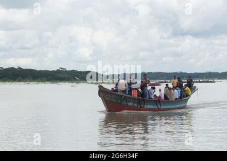 Septembre 12 2020, Babuganj, Barisal, Bangladesh.UN bateau en acier transportant des personnes à travers la rivière. Banque D'Images