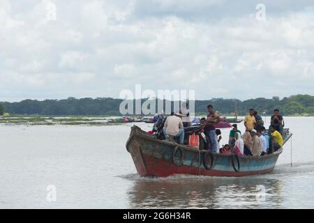 Septembre 12 2020, Babuganj, Barisal, Bangladesh.UN bateau en acier transportant des personnes à travers la rivière. Banque D'Images