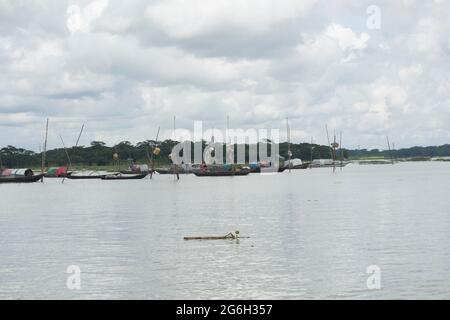 Septembre 12 2020, Babuganj, Barisal, Bangladesh. De petits bateaux de pêche flottent dans la rivière Banque D'Images