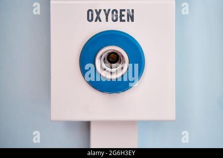 Dispositif destiné à fournir de l'oxygène aux patients souffrant de problèmes respiratoires dans un hôpital Banque D'Images