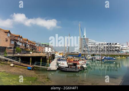 Petits bateaux amarrés dans Camber Dock à côté de maisons et KB Boat Park, Portsmouth, Portsmouth Island, Hampshire, Angleterre, ROYAUME-UNI Banque D'Images