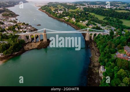 Vue aérienne de Telford à travers le Pont Suspendu de Menai Starights - Pays de Galles, Royaume-Uni. Banque D'Images