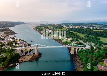 Vue aérienne de Telford à travers le Pont Suspendu de Menai Starights - Pays de Galles, Royaume-Uni. Banque D'Images