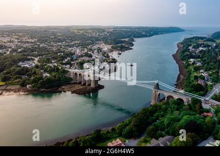 Vue aérienne de Telford à travers le Pont Suspendu de Menai Starights - Pays de Galles, Royaume-Uni. Banque D'Images