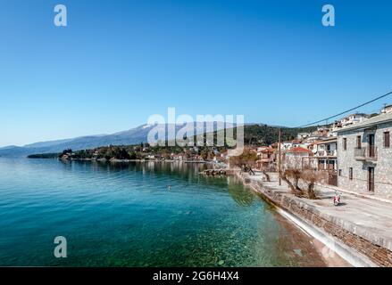 Le front de mer d'Afissos, petit village traditionnel du côté sud du Mont Pélion, construit en amphithéâtre avec vue sur le golfe Pagasétique. Banque D'Images