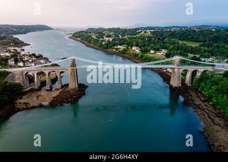 Vue aérienne de Telford à travers le Pont Suspendu de Menai Starights - Pays de Galles, Royaume-Uni. Banque D'Images