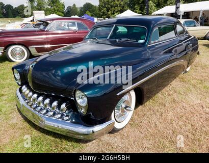 Vue des trois quarts avant d'un coupé Mercury Voodoo 1950 personnalisé, exposé au London Classic car Show 2021 Banque D'Images