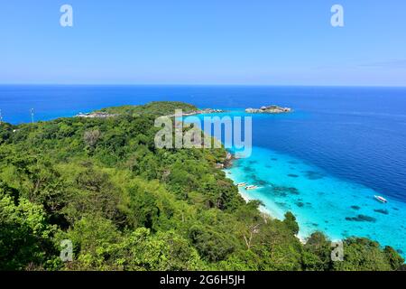 Vue de dessus du sommet de la colline à l'île de Koh Miang No.4 dans le parc national de Mu Ko Similan, Phang Nga, Thaïlande Banque D'Images