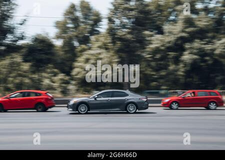 Ukraine, Kiev - 27 juin 2021 : voiture Toyota Camry grise se déplaçant dans la rue. Éditorial Banque D'Images