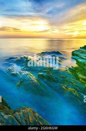 Magnifique paysage marin au coucher du soleil à Laem ya, Mu Ko Samet National Park, Thaïlande Banque D'Images