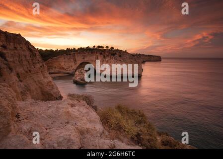 Lever du soleil sur les falaises rocheuses de l'Algarve portugaise, Praia de Vale Covo, Carvoeiro Banque D'Images