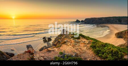 Paysage avec coucher de soleil sur la côte ouest portugaise et sable Praia de Odeceixe Banque D'Images