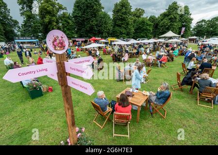 Londres, Royaume-Uni. 6 juillet 2021. Les visiteurs prennent le déjeuner alors que le RHS Hampton court Palace Garden Festival, reprogrammé, ouvre ses portes au public. Annulé en 2020 en raison de la pandémie du coronavirus, le plus grand spectacle floral au monde comprend des jardins de designers inspirants, des conférences de célébrités, des démonstrations et des ateliers. Les visiteurs du salon sont tenus d'observer les protocoles Covid-19. Credit: Stephen Chung / Alamy Live News Banque D'Images