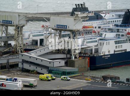 La scène au port de Douvres dans le Kent, après que dix-huit migrants ont été trouvés sur un ferry arrivant au Royaume-Uni, ce qui a conduit à une importante intervention d'urgence. Date de la photo: Mardi 6 juillet 2021. Banque D'Images